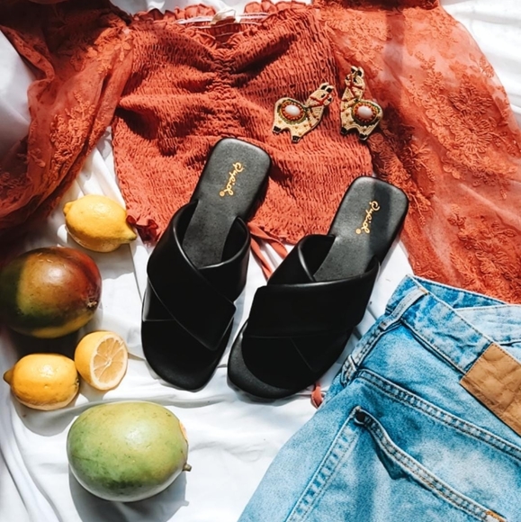 🚨//The Florence// Black vegan leather Sandal - Picture 5 of 8